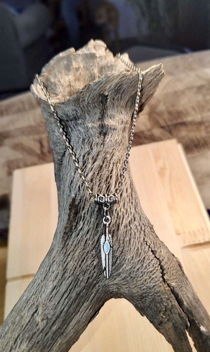 _bobbers's tweet photo. Feather $15 
Owl $10 
White/Turquoise $17 
Yellow $20 
Gemstone cross $12 https://t.co/kD4ppFhZF0