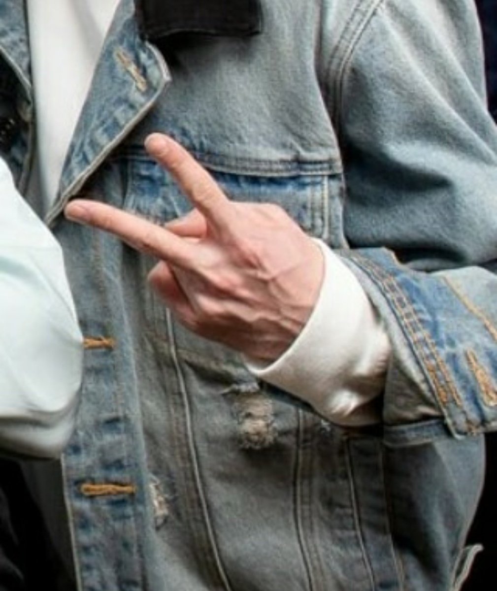 Bangchan's hands ; a thread cz i wanna hold them so tightly