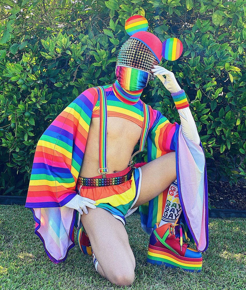 Pretty much a perfect outfit for this heatwave weekend😎 

🔥 look courtesy of @kinghtut ❤️

📸 : skottdmacneil 

#gay #socksoftheday #gaysocks