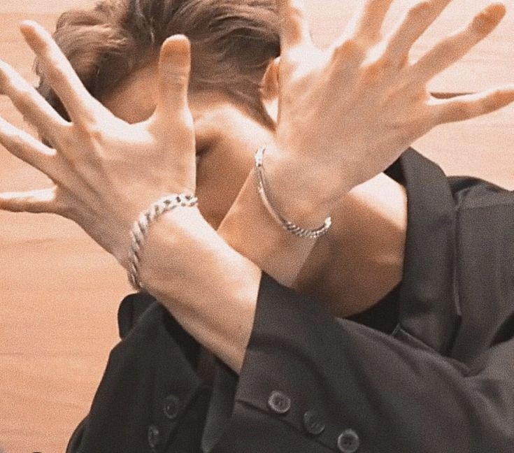 Bangchan's hands ; a thread cz i wanna hold them so tightly