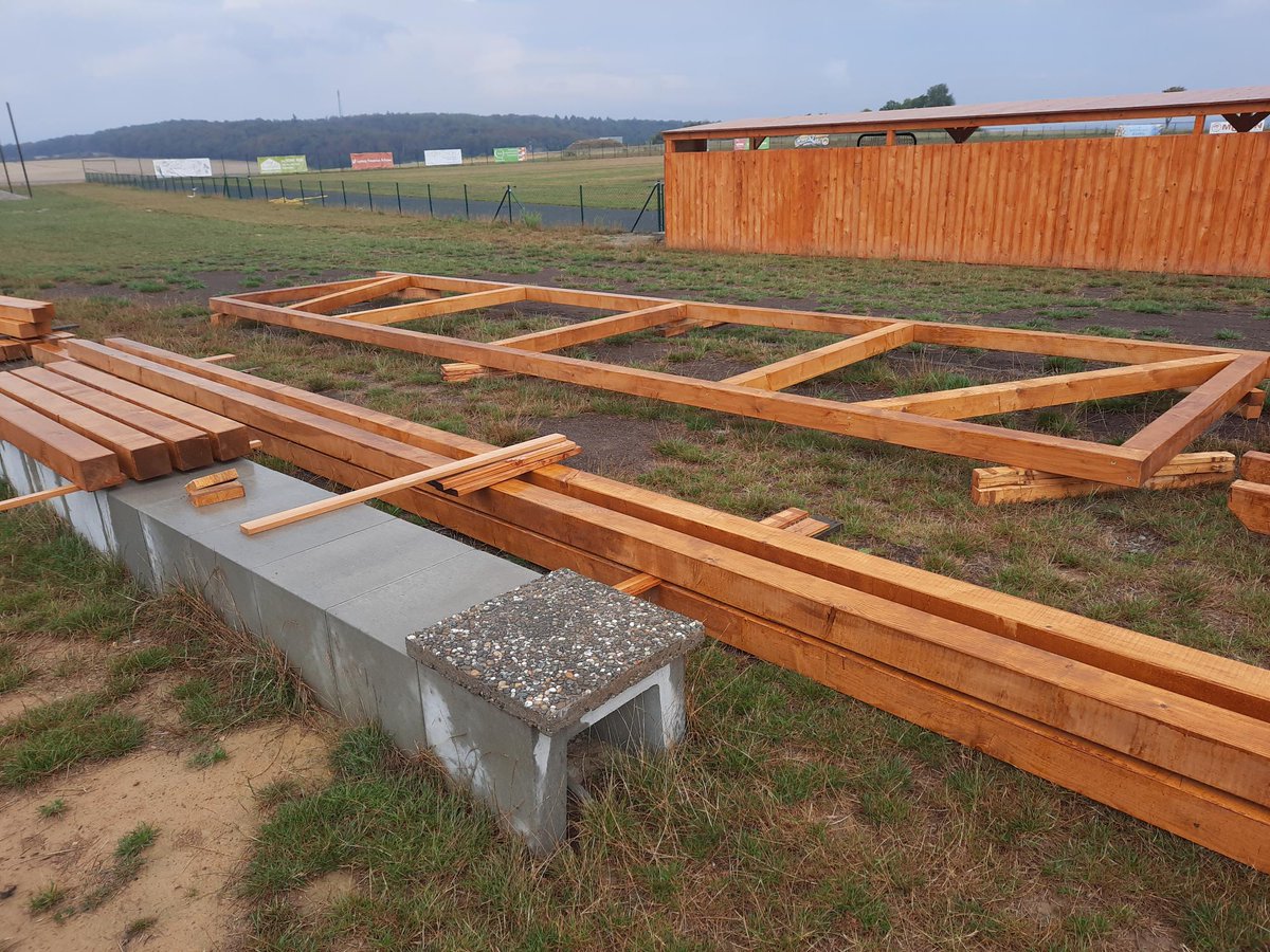 STORMBaseball5's tweet photo. Es tut sich was auf dem Dickman-Field in #Hünstetten: 

Die Schülerdugouts werden gebaut. Gefördert wird der Bau vom Land #Hessen und der #BRD im Rahmen des LEADER-Förderprogrammes.
Wir freuen uns auf tolle #baseball-Spielterunterstände für unsere Jüngsten!
⚾️🥎💙💛 https://t.co/IbD67UNVZC