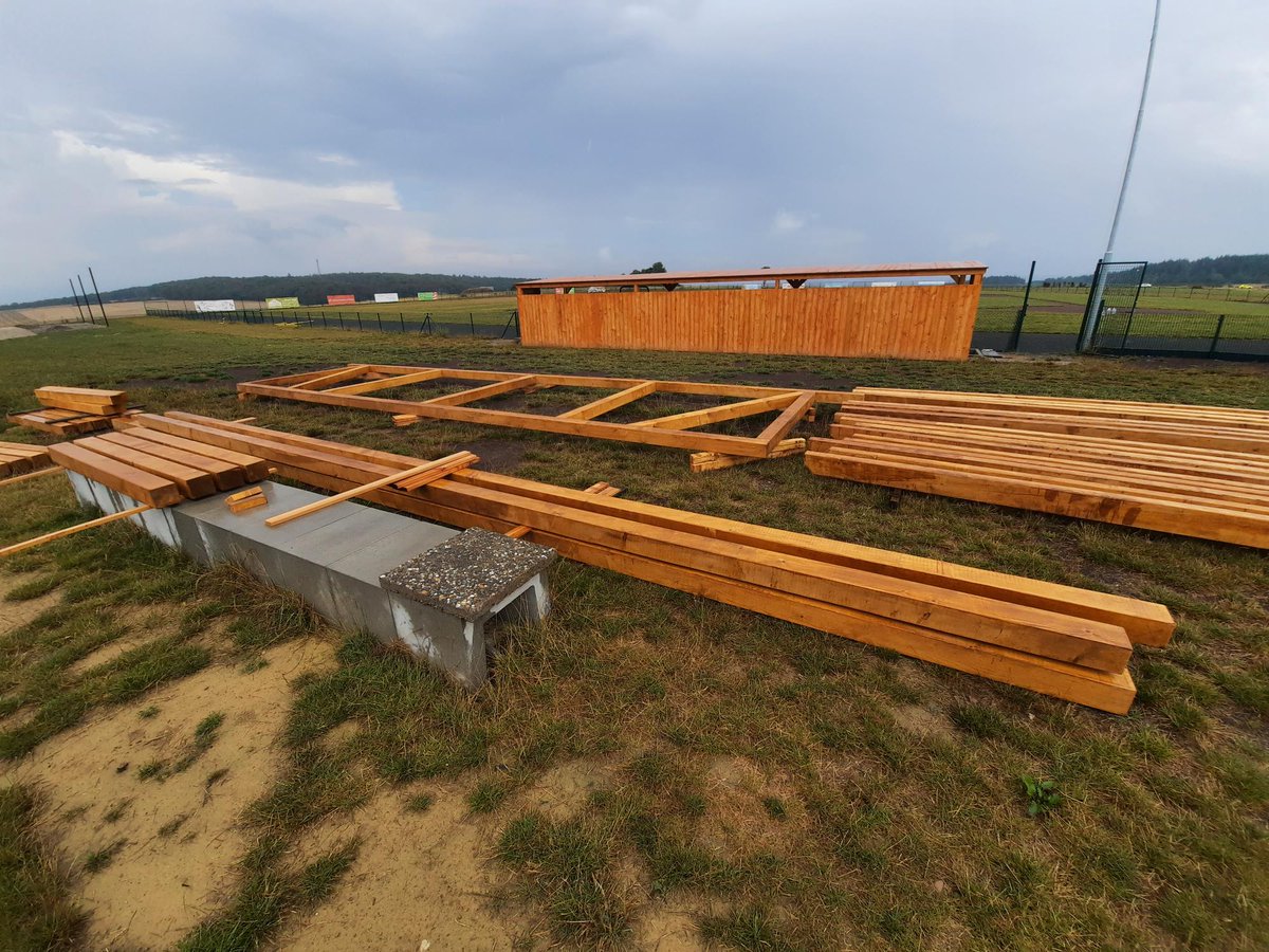 STORMBaseball5's tweet photo. Es tut sich was auf dem Dickman-Field in #Hünstetten: 

Die Schülerdugouts werden gebaut. Gefördert wird der Bau vom Land #Hessen und der #BRD im Rahmen des LEADER-Förderprogrammes.
Wir freuen uns auf tolle #baseball-Spielterunterstände für unsere Jüngsten!
⚾️🥎💙💛 https://t.co/IbD67UNVZC
