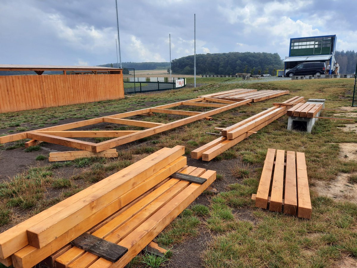 STORMBaseball5's tweet photo. Es tut sich was auf dem Dickman-Field in #Hünstetten: 

Die Schülerdugouts werden gebaut. Gefördert wird der Bau vom Land #Hessen und der #BRD im Rahmen des LEADER-Förderprogrammes.
Wir freuen uns auf tolle #baseball-Spielterunterstände für unsere Jüngsten!
⚾️🥎💙💛 https://t.co/IbD67UNVZC