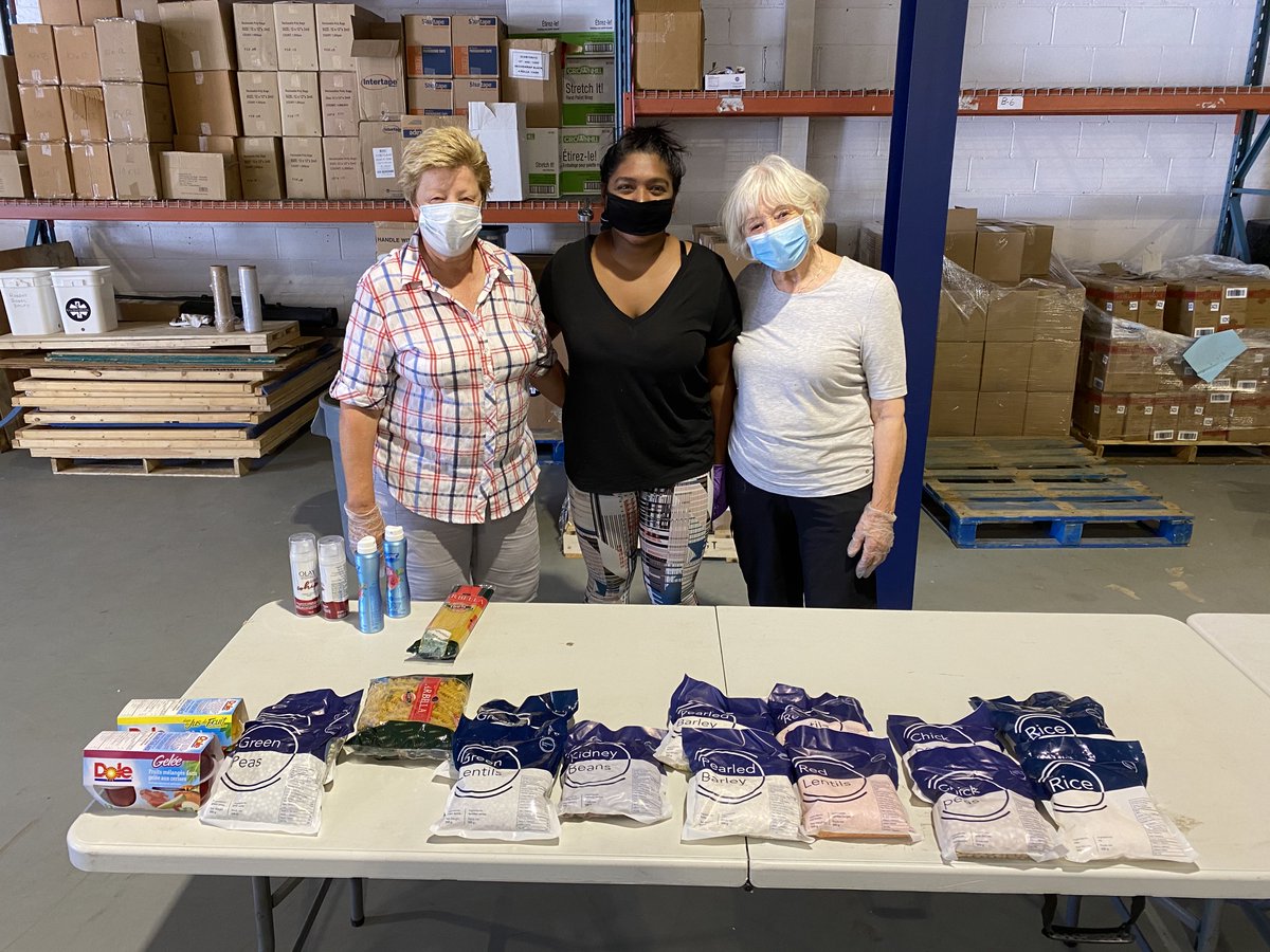 TERotarians's tweet photo. On Friday, #RotaryTorontoEglinton members help pack food boxes for #handuptoronto. Want to join the more than 1.2 million volunteers who proudly call themselves Rotarians? Start by visiting us at https://t.co/tod4LLun6S
#rotaryd7070 #rotaryinternational #torontovolunteers https://t.co/VvuGkHsx7U