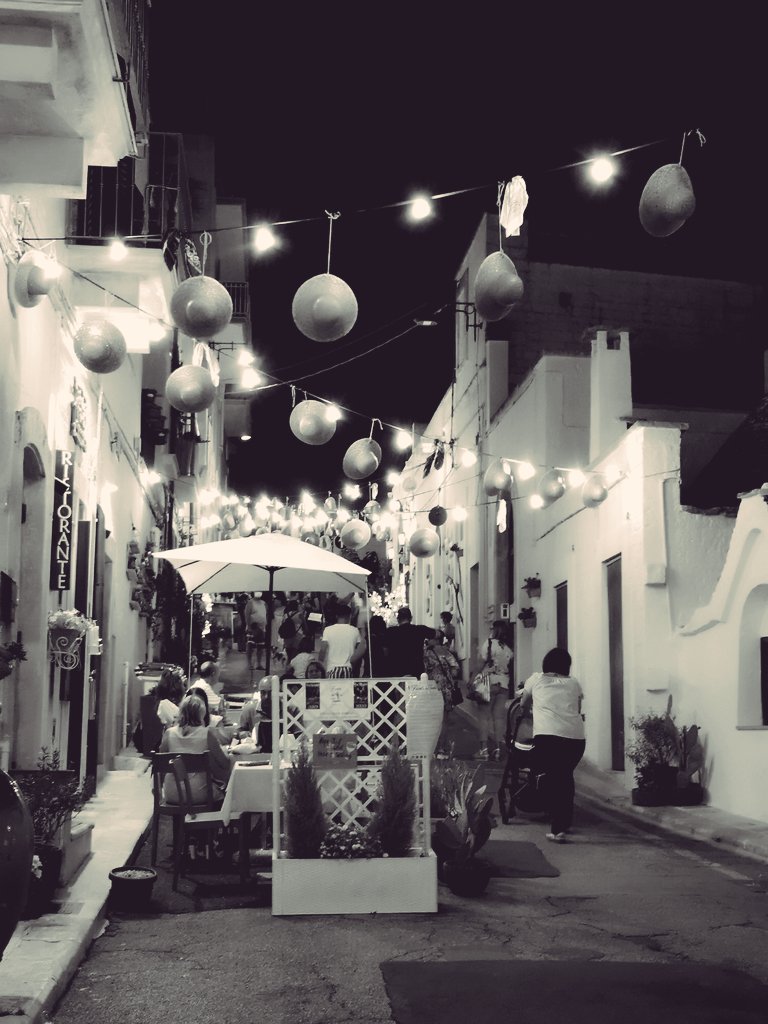 g_adinolfi's tweet photo. Se percorri la terra pugliese, ad un tratto ti fermi a guardar uno strano fiabesco paese che ti sembra di sognar...
#alberobello #puglia #relax https://t.co/tWR4OPJ6Py