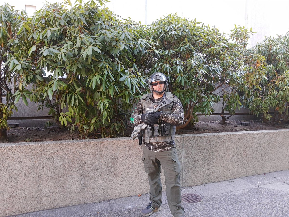 Tl;Dr: at least 3 guns and maybe more. Unloaded but they& #39;re carrying ammo  #DefendPDX