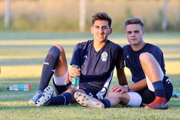 SignosRadiosFM's tweet photo. ⚽️#Fútbol Los bolivarenses #AlanLescano e #IgnacioMiramon fueron elegidos para integrar el selectivo de @gimnasiaoficial que desde la próxima semana participará de entrenamientos con la 1ra División, que dirige @diego86maradona en la @ligaprofesionalafa. Lo mejor para Ustedes! https://t.co/NSqElcFo1F
