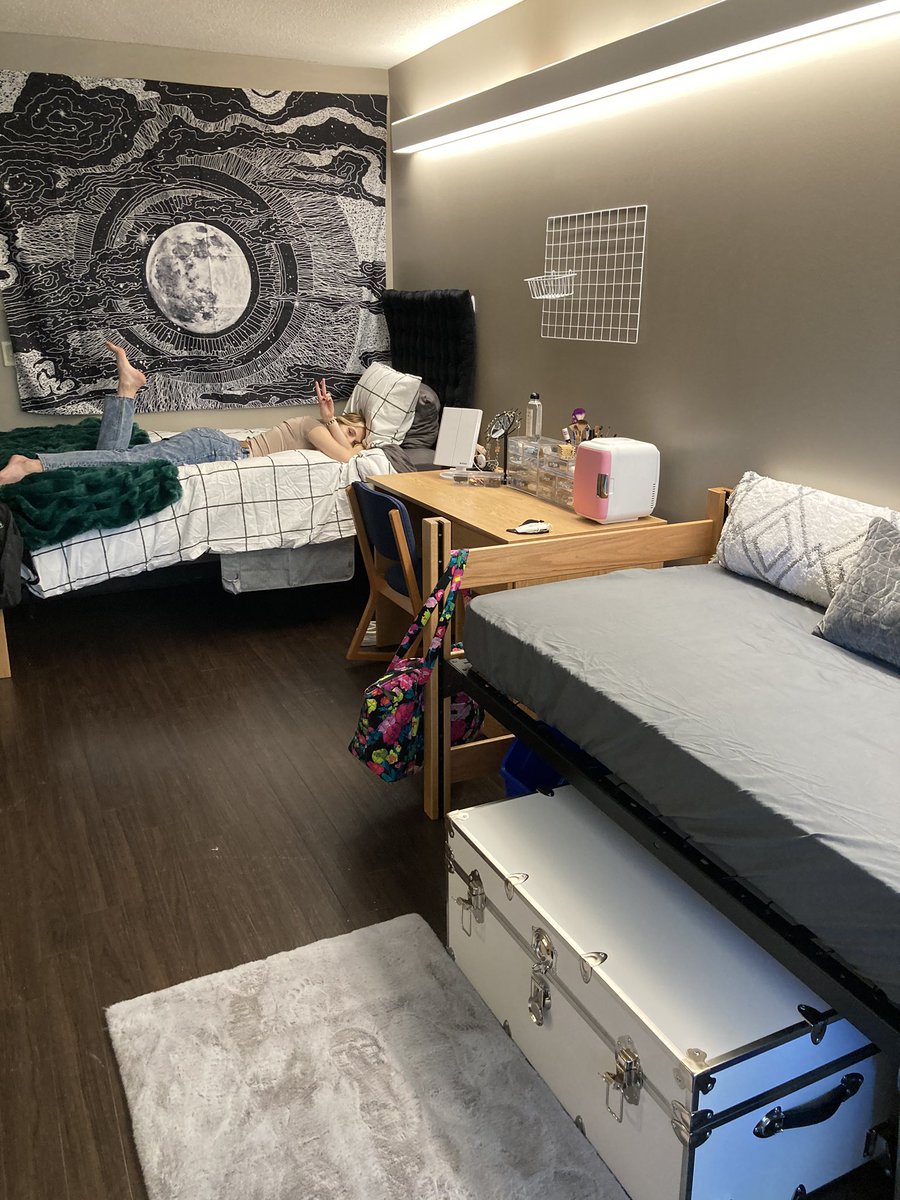 Mamma_Ritchie's tweet photo. The last little has flown the nest! And her dorm room and closet are HUGE. No roommates at Trinity this year. #luckygirl #Tigermom #Trinity24 https://t.co/0XQEBsQ7G1