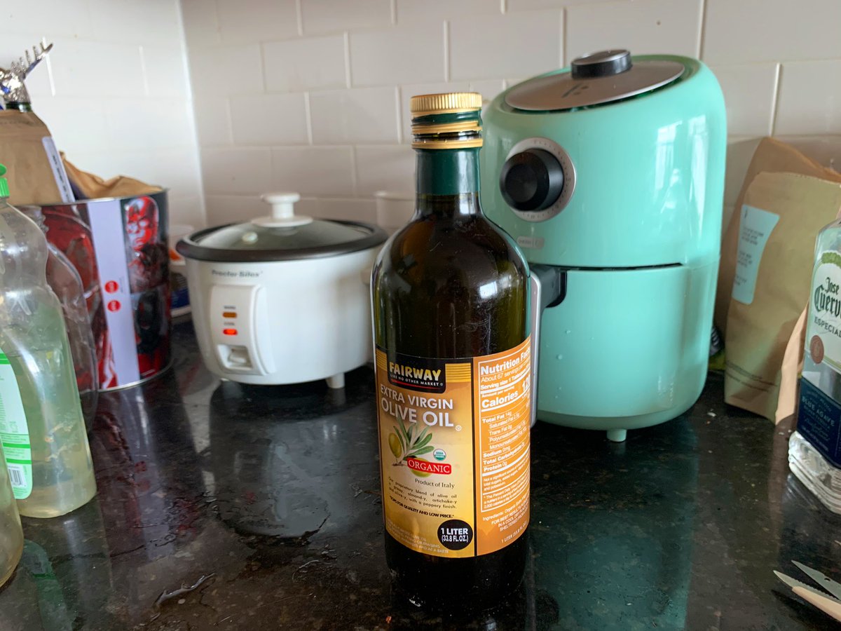 Moondancer1626's tweet photo. At the beginning of quarantine, all olive oil was sold out except this 😂🙌💓 #1Liter #fannibalbrunch https://t.co/cEPivXtQTv