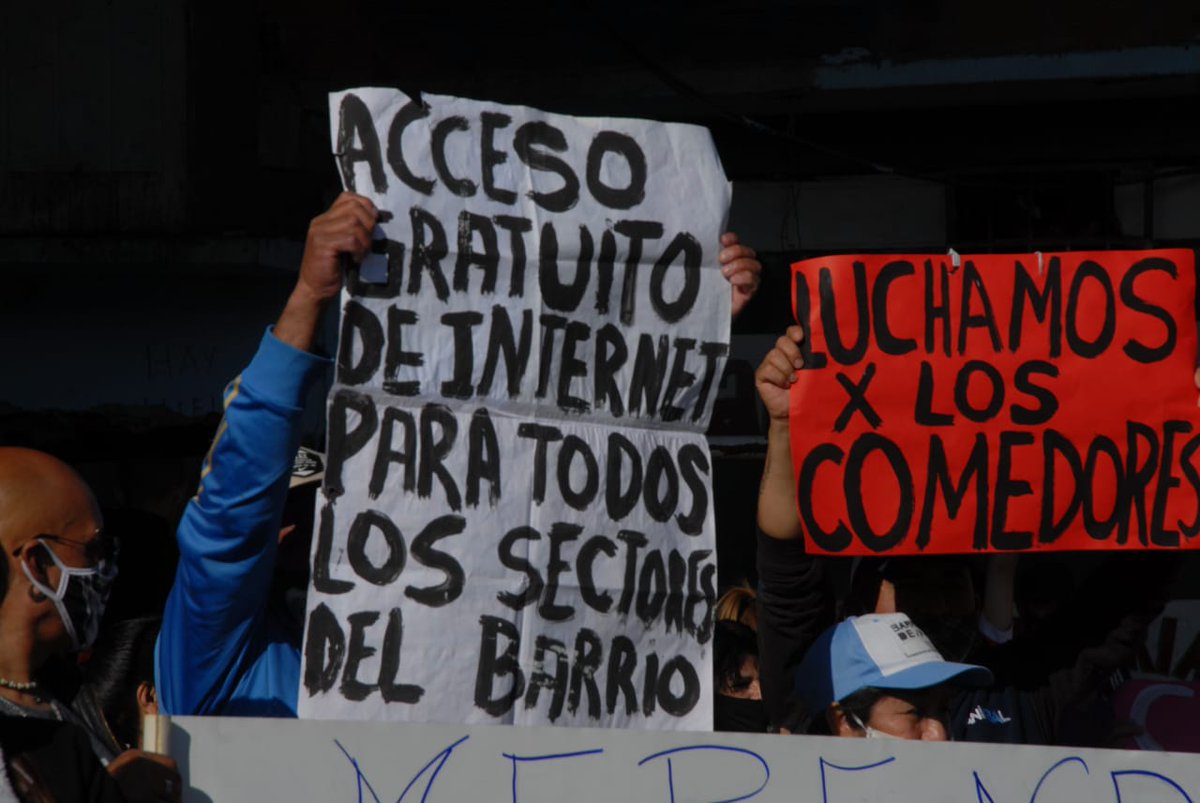 comitev31's tweet photo. 📣 EXIGIMOS asistencia a todos los comedores del barrio con frescos, secos y garrafas. 

📣 EXIGIMOS que se declare la prohibición en todo el barrio de desalojos forzosos, escrituración y formalización de servicios a espaldas de lxs vecinxs. 

#LarretaEsResponsable
#LarretaMiente https://t.co/fAJt3CusH2