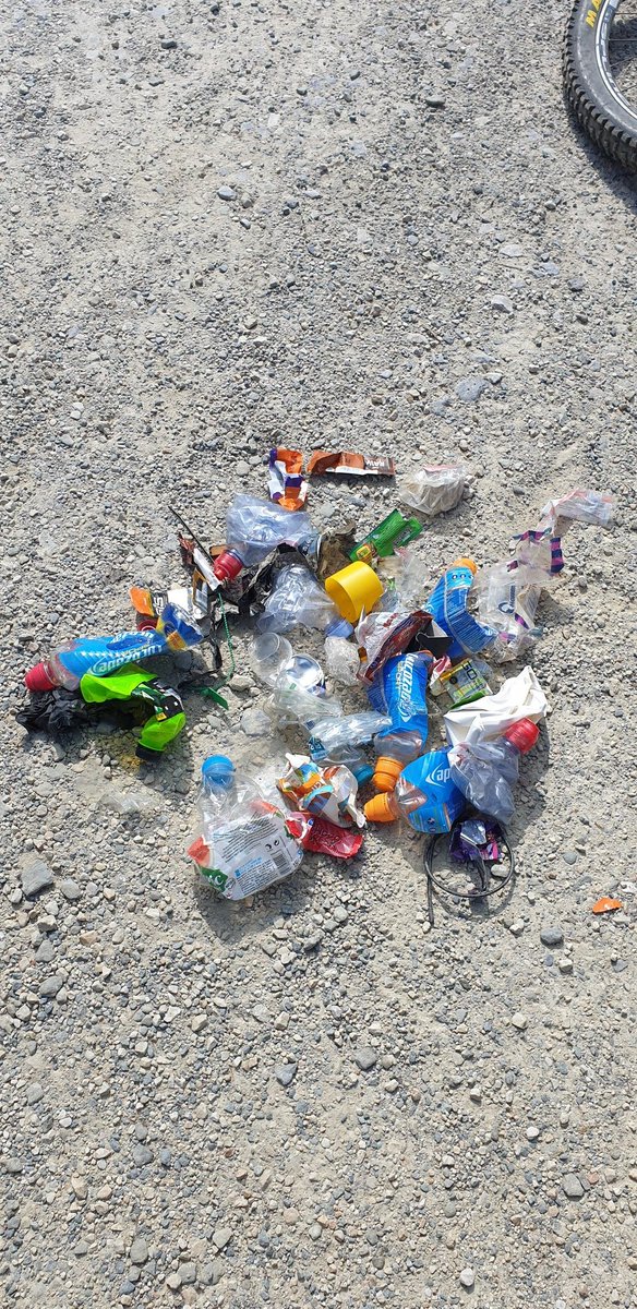 AndrewJames18's tweet photo. Stop stop stop throwing litter its ridiculous you absolute wazaks .. Once again we cleared the trails of rubbish and I wish that we didnt have to @OPALlandegla .. maybe some 'public information signage' may reduce it a little .. #covidrisk #dirtypeople #noexcuses #littertossers https://t.co/KuS2DSN3mi