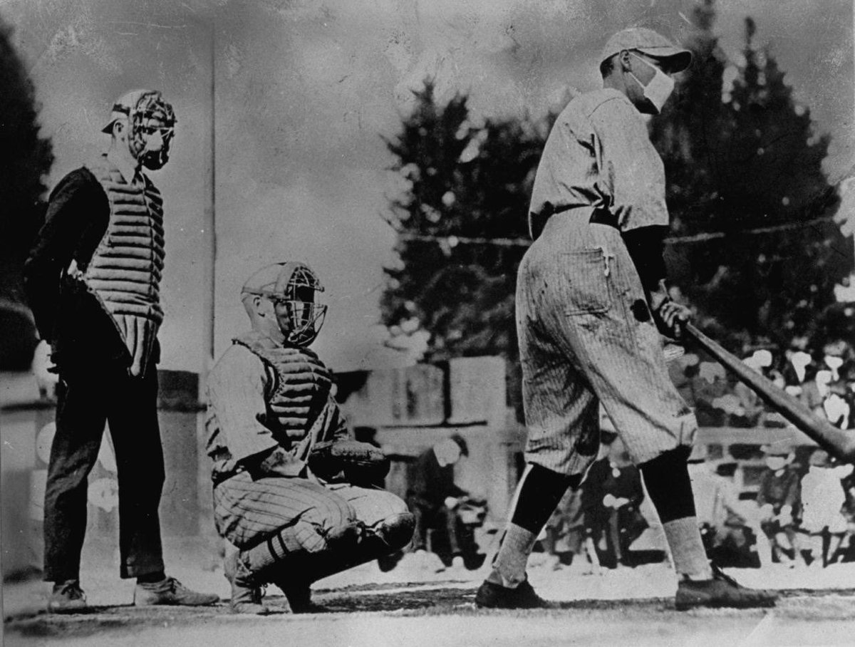 aboutmodernhist's tweet photo. Baseball players in the US wearing masks during the Spanish flu pandemic in 1918. https://t.co/JDBaOpScFr