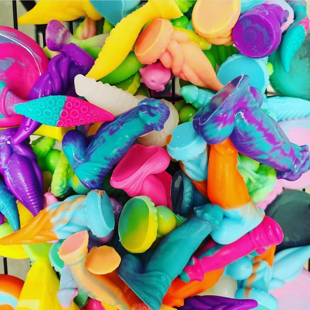 Phreakclub's tweet photo. We are just so in love with our minis - especially since we've got all of our new colours in! ๐
#luckydip #minitoys #randomselection #collectible #prettycolours #colour #colourful #uniquetoys #unique #uniquecombos #pretty #adultfantasies #fantasytoys #toys #siliconetoys #fantasy https://t.co/VCYReDREed