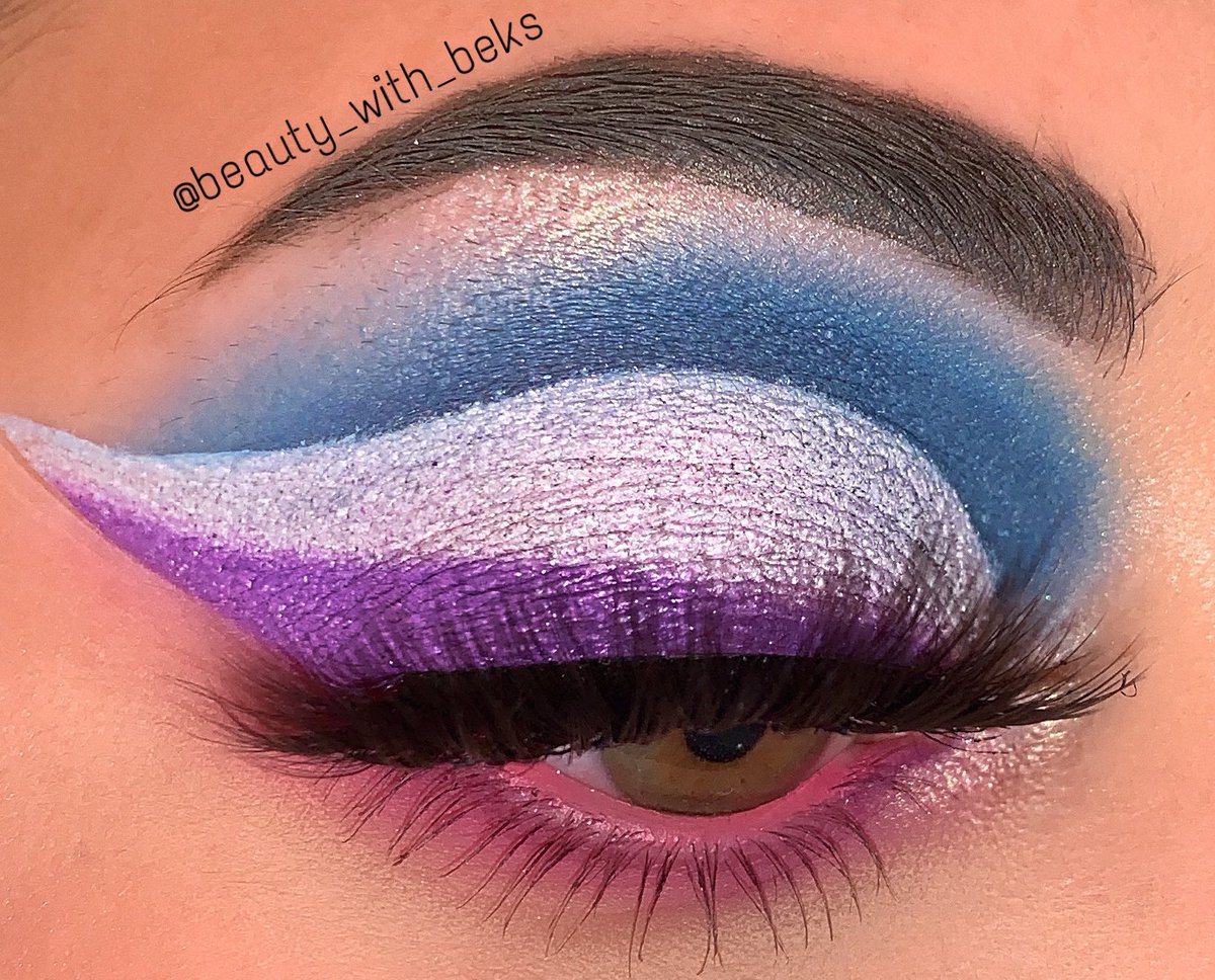 its_bek37's tweet photo. Inspired by Sleeping Beautyβs dresses πππ using my #jeffreestarcosmetics #bloodlustpalette #bluebloodpalette #equalitylipbundle shade Iβm Royalty & #velourliquidlipstick Doll Parts for liners! Lashes are @EylureOfficial faux mink lashes βGirl Boss by @SabinaHannan πππ https://t.co/oDxnqMMZrz