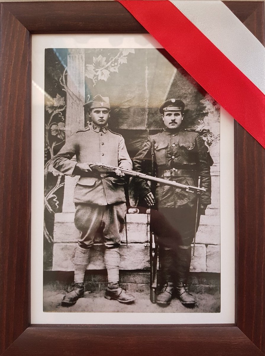 W 100-lecie zwycięskiej Bitwy Warszawskiej 1920 r. wspominaliśmy w rodzinnym gronie mojego dziadka Bronisława Łajewskiego, żołnierza Legionów Piłsudskiego i jego brata Franciszka, żołnierza Armii Gen.Hallera. 
Zdjęcie wykonane po działaniach wojennych po Bitwie Warszawskiej 1920r