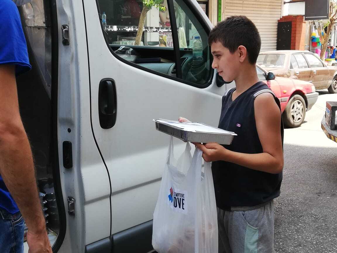 preemptivelove's tweet photo. Because the kitchen is closed tomorrow, families receive an extra meal for Sunday that does not require refrigeration, so it can stay fresh. #Lebanon #HelpFast https://t.co/r94coY9H5o