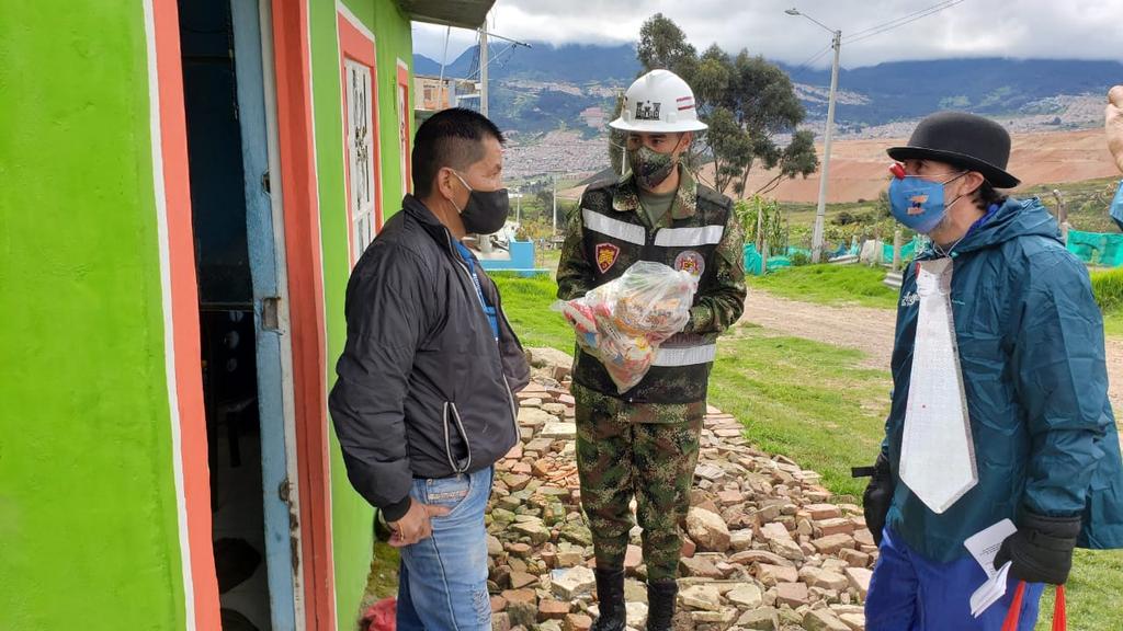 Ingenieros_EJC's tweet photo. El #BAPOM13, el #BIEDES y  Astrologos sin Fronteras con apoyo de Ingenieros del #BIBYA13 enmarcado en #OperaciónSanRoque realizó alistamiento y entrega de 120 mercados beneficiando a 120 familias y 70 adultos mayores en #Bogotá que se han visto afectados en época de pandemia. https://t.co/6BaQoPmbSi