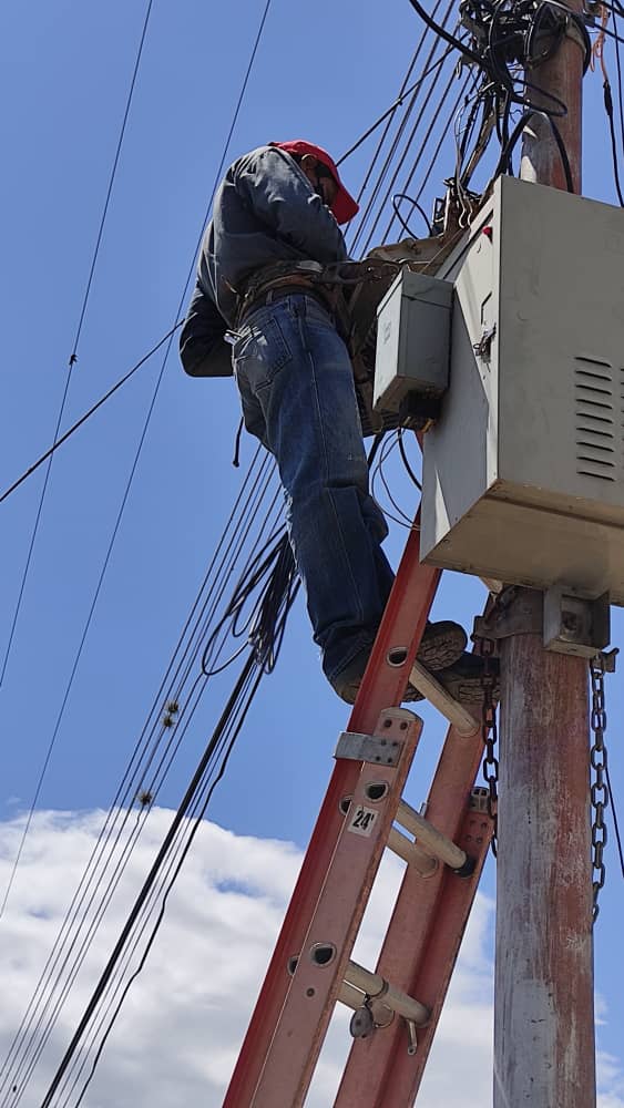 tvzamoraVE's tweet photo. Hoy #15Ago el personal técnico de @tvzamoraVE trabajo en la falla en del sector #CampoRojo #SnFelix, dónde el nodo principal se encontraba dañado por problemas eléctricos en la zona. Ya el servicio fue corregido. ¡Seguimos trabajando para ustedes! https://t.co/BVkYgLkz0h