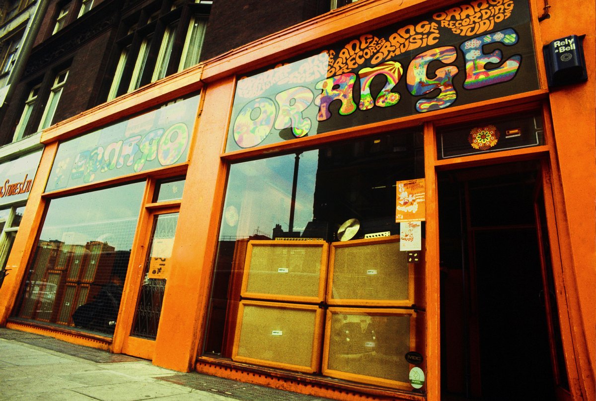 Back to SNL: his Strat is plugged (not his usual wireless) into Orange amps; a historic, alternate brand whose sound is described as "fat & warm" that produced more musical & richer harmonics, & improved guitar sustain. And, yes, they matched his suit. (Hi,  @CasciTRitchie)