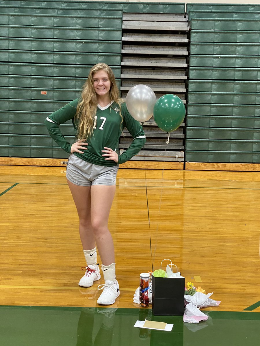 mjohnston1525's tweet photo. We love you SENIORS!! 💚🦅🏐@EHS_Eagles https://t.co/W32FvqbVh6
