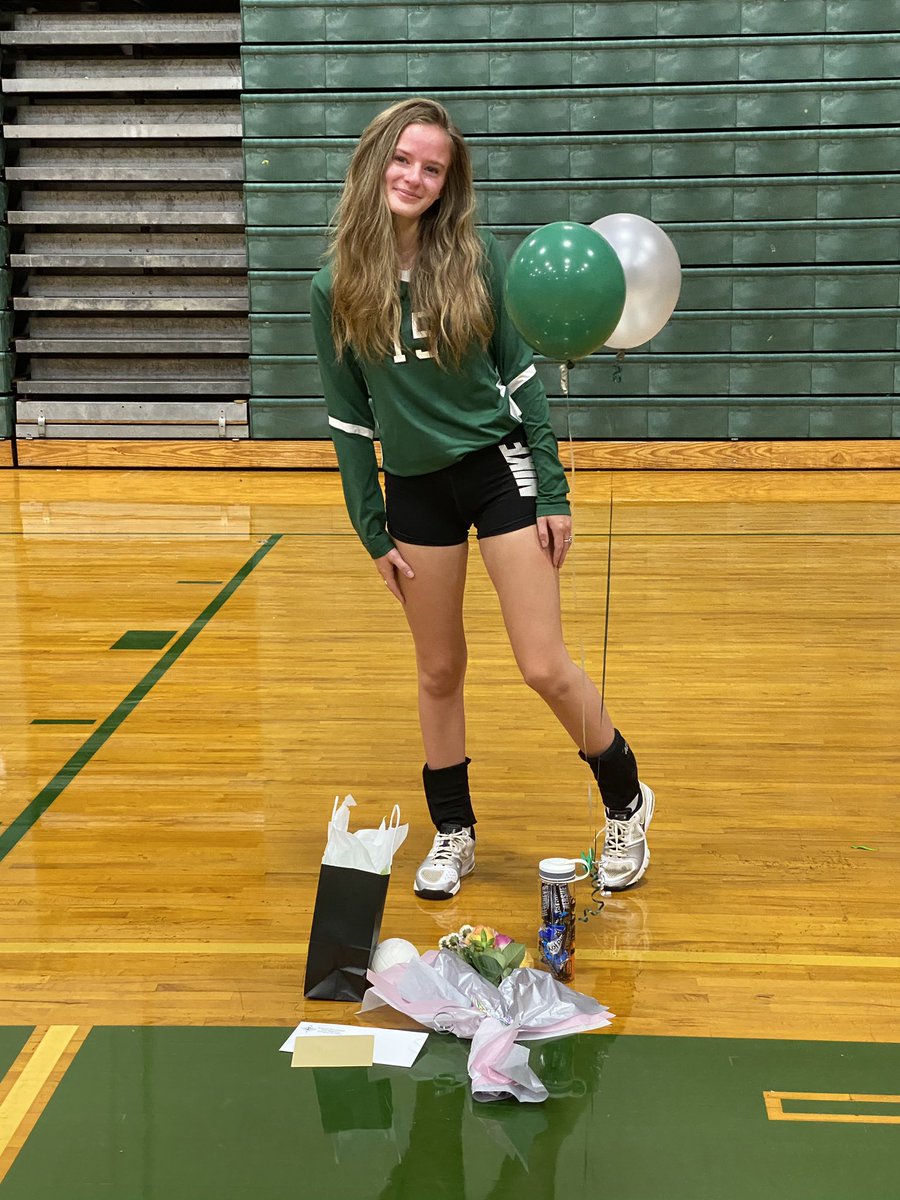 mjohnston1525's tweet photo. We love you SENIORS!! 💚🦅🏐@EHS_Eagles https://t.co/W32FvqbVh6