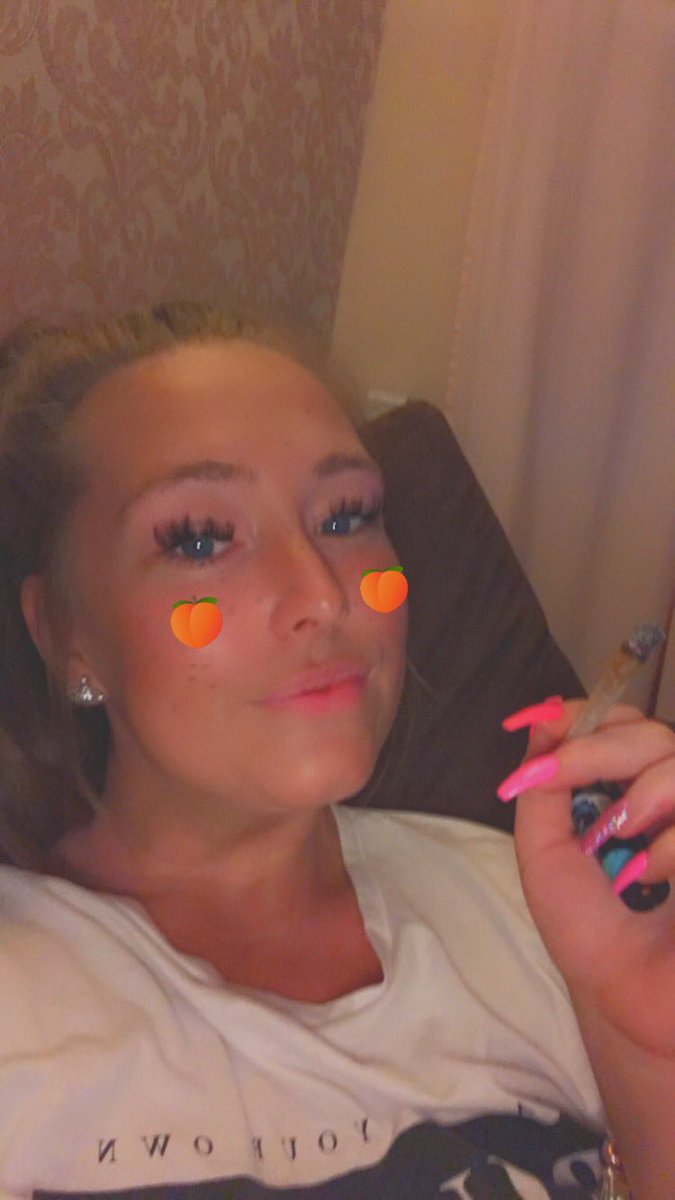 ScarlettSavx3x's tweet photo. Well, it’s 420 somewhere 🤷🏼♀️😜🍁💚 #420 #pinknails #scratchyscratchy https://t.co/yKC50ZyDNH