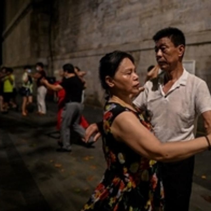 capsulasct's tweet photo. En #Wuhan, primera ciudad del planeta en estar en #cuarentena, ahora sus habitantes disfrutan el regreso a una vida normal, a tal punto que muchos de ellos no dudan en dejar la mascarilla.

Más información este domingo a las 6:00 pm por @superstereo981

https://t.co/r1zEc8WYhg https://t.co/d4c49hmv2g