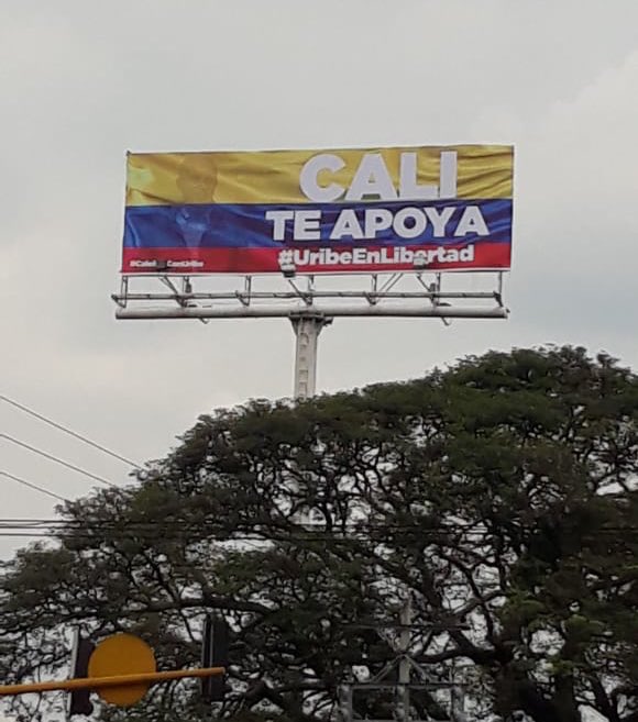 natiibedoya's tweet photo. Otra de las vallas ciudadanas en Cali de apoyo a nuestro Pdte @AlvaroUribeVel. Esta semana llegaremos a once vallas. Gracias Cali #CaliConUribe. 💛💙❤️ https://t.co/47nlSldYw1
