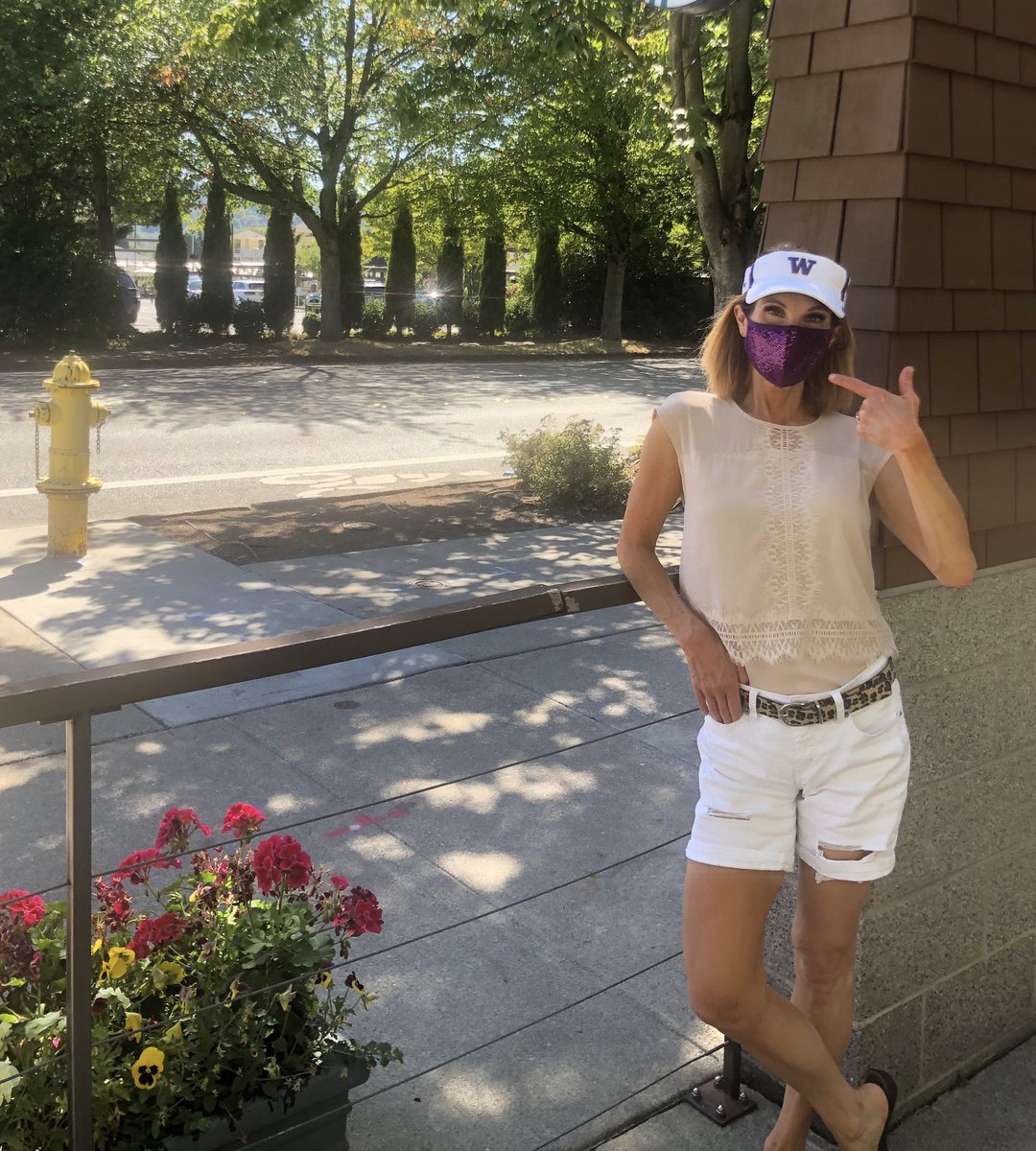 MichellMillman's tweet photo. Loving my new mask, but admit it *has to be paired w/ my @UW visor! 🤷‍♀️💜💛 THANK YOU @ShopCharliePete @EllenTailor she named this one “Michelle” for “her favorite Husky!” ☺️ #MaskUp 😷 https://t.co/qyYYGYsvw7