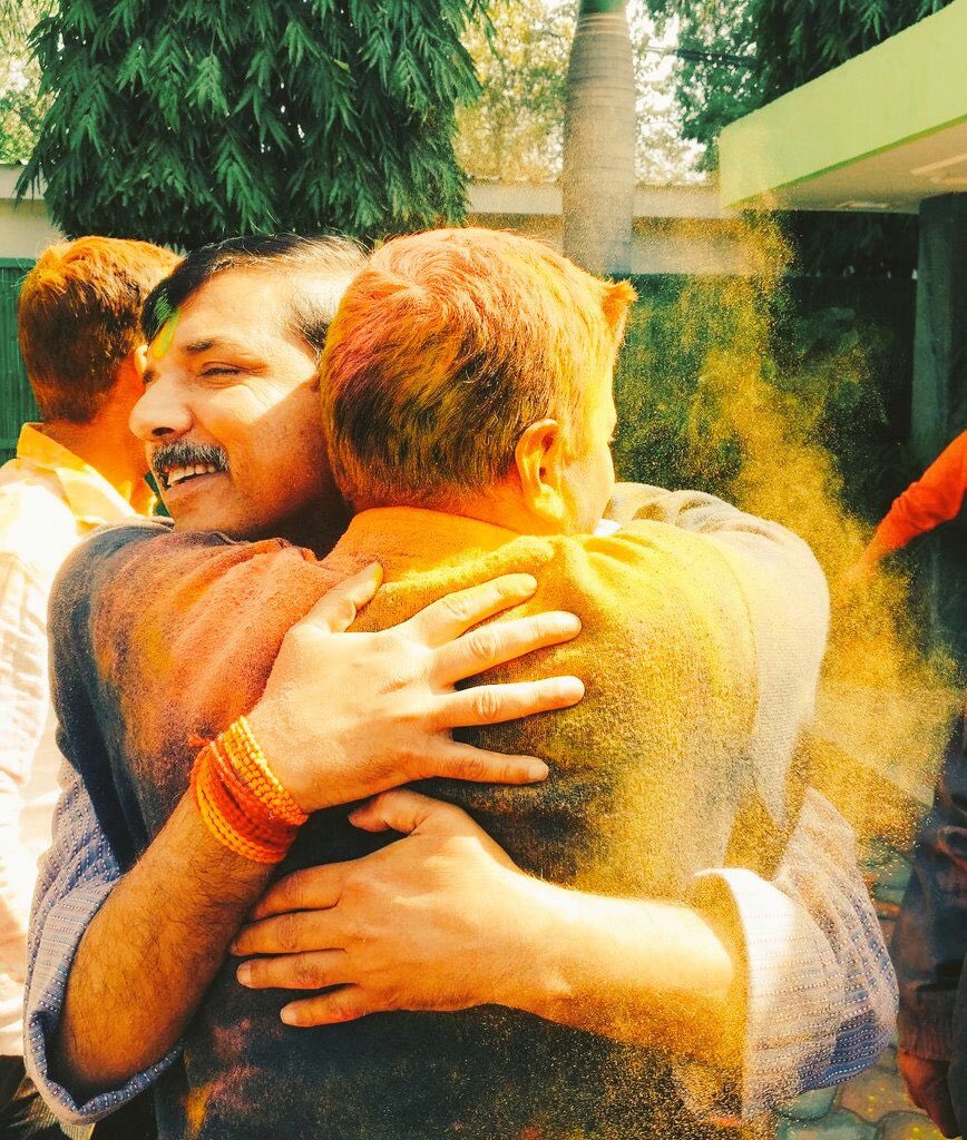 मैं क़तरा हो के भी तूफ़ाँ से जंग लेता हूँ 
मुझे बचाना समुंदर की ज़िम्मेदारी है।

दुआ करो कि सलामत रहे इनकी हिम्मत 
ये इक चराग़ कई आँधियों पे भारी है।।
भाई <a href="/ArvindKejriwal/">Arvind Kejriwal</a> जी को जन्म दिन की हार्दिक शुभकामनाएँ।