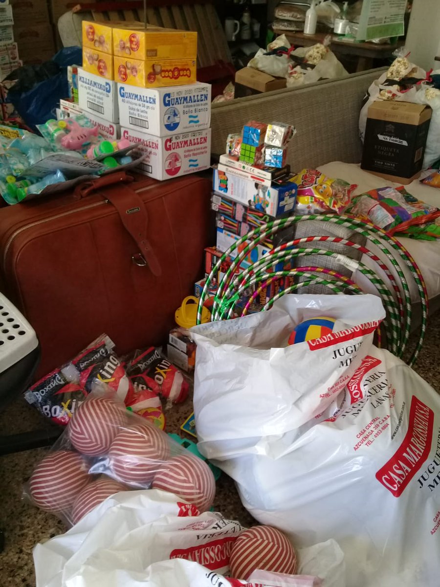 USolidarixs's tweet photo. 💙 ¡Seguimos con nuestras actividades solidarias! Hoy estuvimos en el CIDAC de @filo_uba y en los  Barrios San Blas y 1 11 14. 👶🌈 Llevamos alimentos, artículos de la limpieza y pañales para más de 350 familias y juguetes para festejar el día de las infancias. https://t.co/J2ur6xoA2S