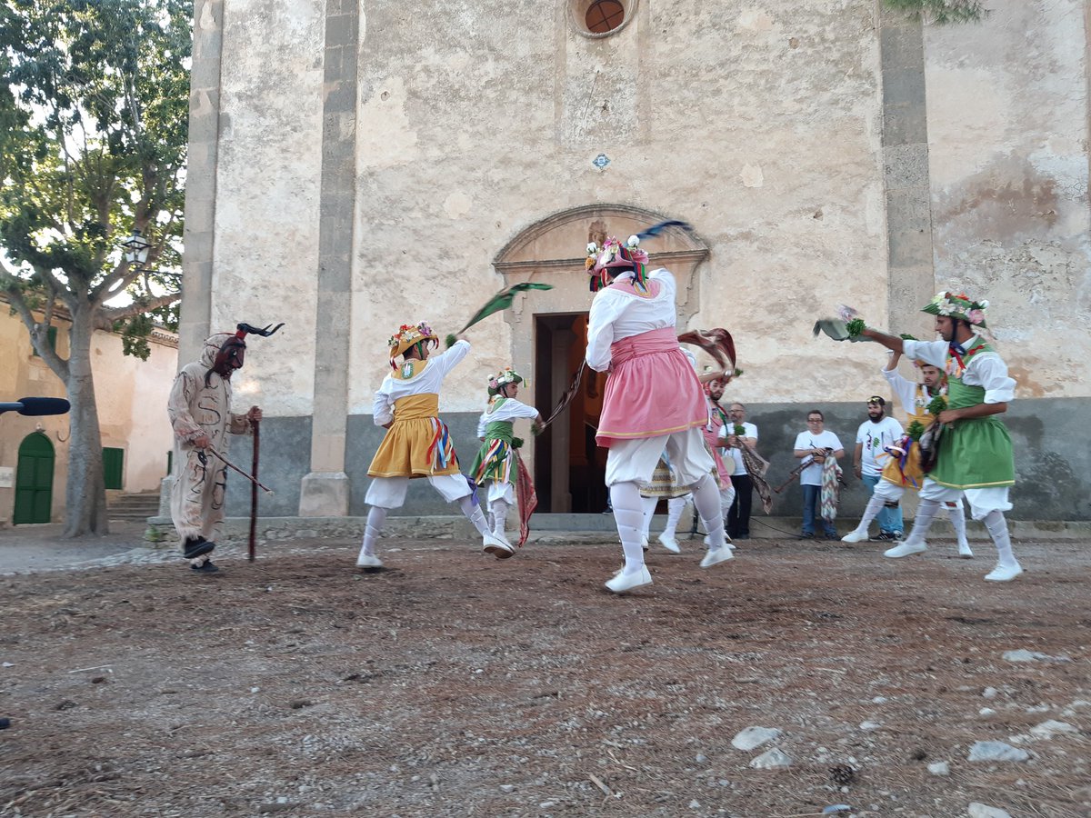 bielxiu's tweet photo. Malgrat la pandèmia i malgrat l'ambient de suspendrer-ho tot, els Cossiers de #Montuïri han superat totes les dificultats, han complit la tradició i han arribat a la gent de la vila. Ho fan des de 1750. Una miracle forjat amb la voluntat de ser i de continuar amb la tradició. https://t.co/xEJ8RBnjFy