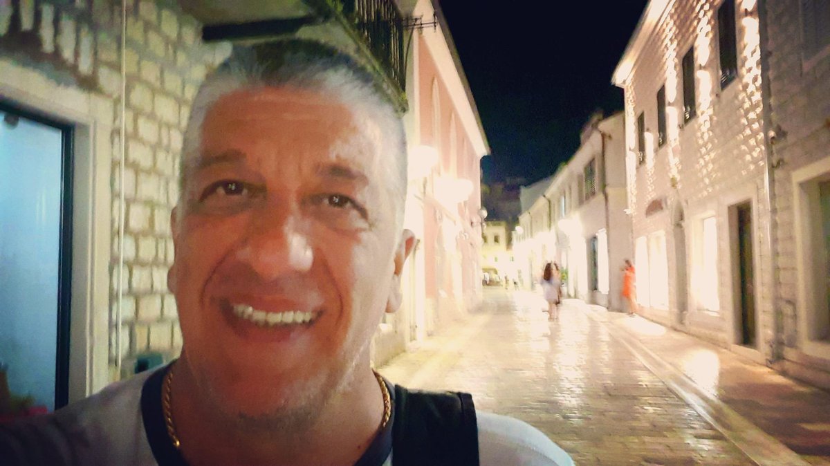 acabgd's tweet photo. Izostao je nalet turista iz drugog oka u glavi pa su ulice i dalje prazne #HNovi https://t.co/B0eiwzaIM7