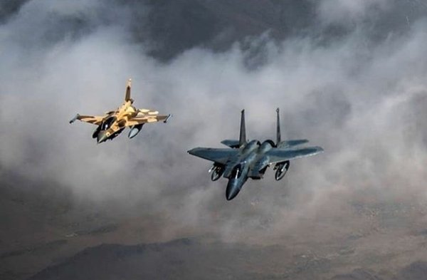 RMAiForce's tweet photo. Two U.S. Air Force F-15C Eagles, a B-52 Stratofortress bomber and two Royal Moroccan Air Force F-16 Fighting Falcons fly in a formation 
during Exercise African Lion 2018. 

@usairforce 
#usairforce #royalmoroccoairforce https://t.co/AMpsuSSY0D
