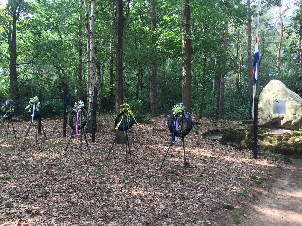 BlomCarine's tweet photo. Vandaag de 5 gevangen vanuit Haaren en Beekvliet herdacht die 78 jaar geleden op de vroege ochtend van 15 augustus 1942 zijn gefusileerd in de bossen van Gorp&amp;Govert te Goirle. Een vergeldingsactie van de Duitsers. Bijzondere en eervolle herdenking https://t.co/MFVrrlwaDU