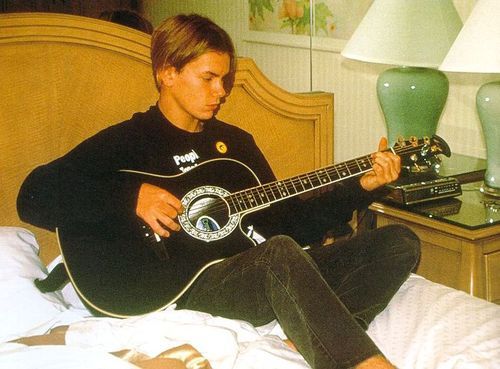 . * • . • kurt cobain and river phoenix playing guitar • . * . . *  .   • . .   :  .     • . *  .   .   *  •   .   •   .    .  *    •  . *.    *. •   .   *     *.   .   •.    *.  — a thread