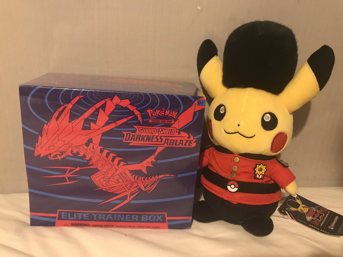 pete_pokemon's tweet photo. Find out what I pulled from this box and information about my new giveaway. Tune in at 12:00 UK time to find out. #pokemon #pokemondarkness #pokemondarknessablaze #pokemonelitetrainerbox https://t.co/heJh4Sqe5Z