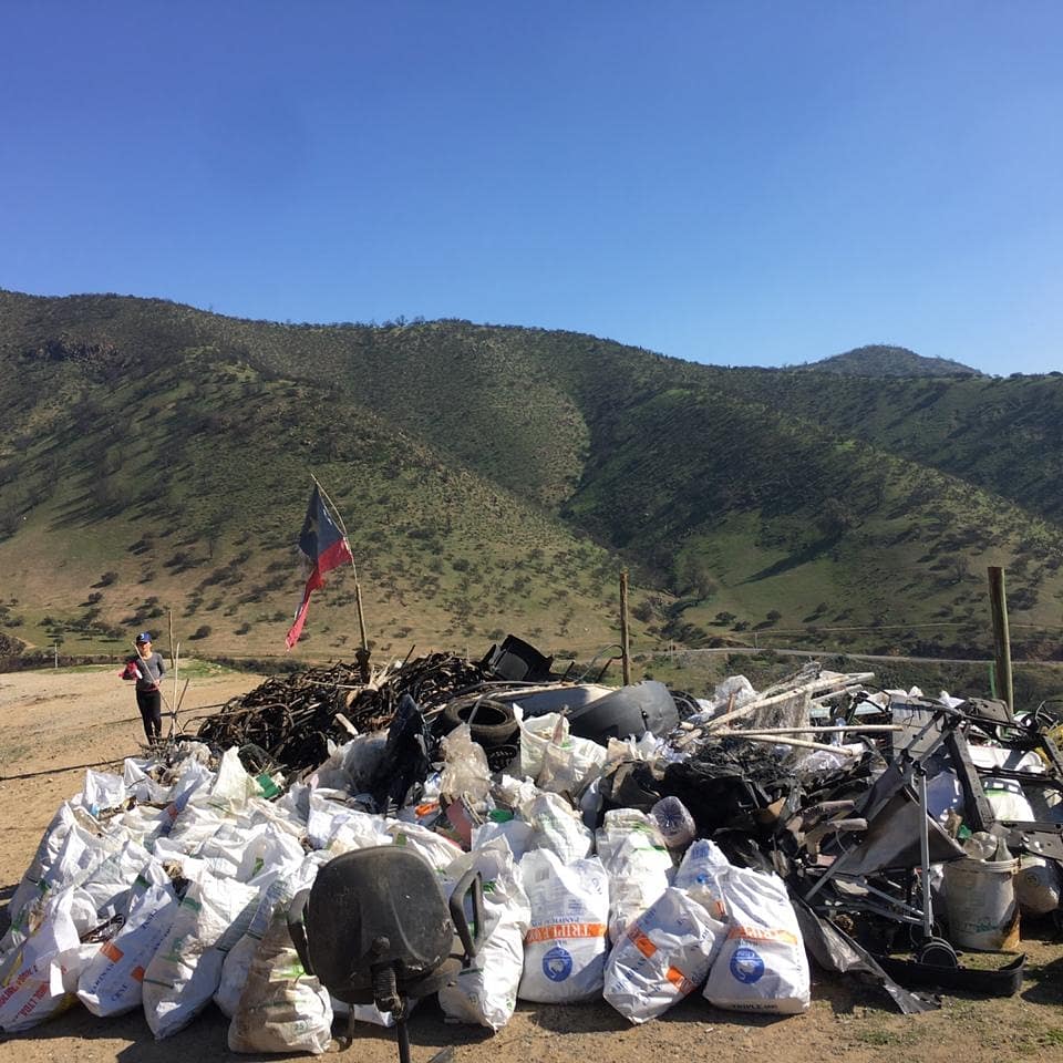 EricJon17313757's tweet photo. Estamos retirando toda la basura en cuesta barriga de las quebradas y en espera de una respuesta positiva de la @MCuracavi  que se que nos ayudará en esta iniciativa para tener una comuna mas limpia y mas linda para nuestros hijos @Fmmusicx @ConcejalaSepulv @mmardoro https://t.co/QruNejgDkc