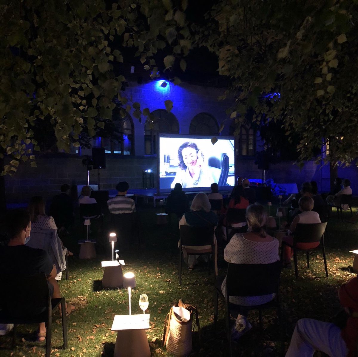 SeminariVic's tweet photo. Gaudint del cinema sota les estrelles, avui amb ‘Comer, beber, amar” Una comèdia agredolça on Ang Lee ens explica una altra gran història de sentiments i emocions. #Culturasegura #CulturaPatiOs #CinemaSotalesEstrelles #VicTROC #Edificidelsaber https://t.co/1vb0eW65Wv