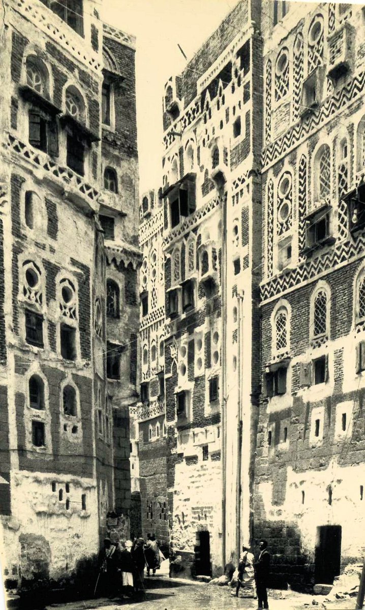 We talked about:- Disney World's magical pneumatic disposal system- NYC's hot sidewalk trash- Sydney's impeccably-mapped underground systems- Seoul's musical garbage trucks- Yemen's traditional sun-evaporation system- ... and more!