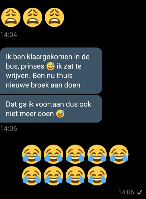 PrincessRoosje's tweet photo. Wat een loser en sukkeltje😂 Omdat me betaalde voor mijn mooie voetjes 

#footfetısh #geldslaaf #findom https://t.co/HoGXxva9FR