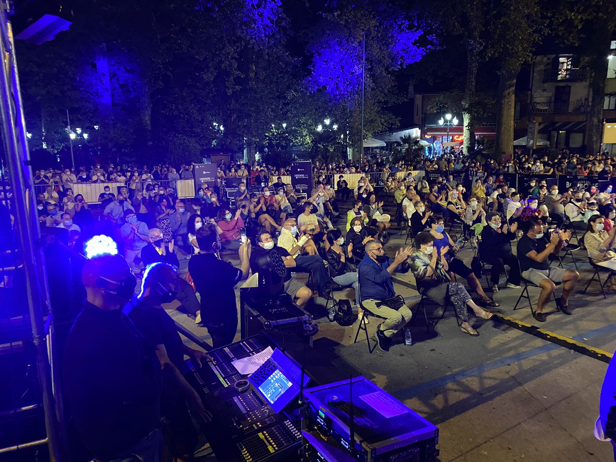 MauroCasciari's tweet photo. Anche stasera in tour, distanziati ma uniti. #RipartiamoDaQui #EstateLive #RAI https://t.co/IsXDBuY2kG