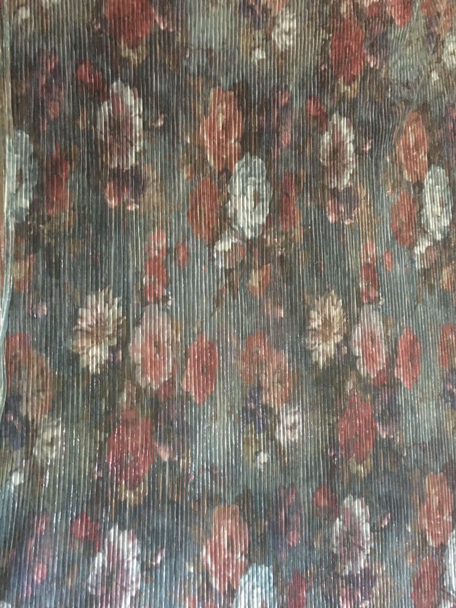 merrysmileco's tweet photo. So I accidently made this too big because I ran out of elastic and used a cheaper kind >.< which makes me sad because I only had 2.5 yds of this fabric.
But it works for now. #sewingsaturday #fashion #sewing https://t.co/95B61jSVv4