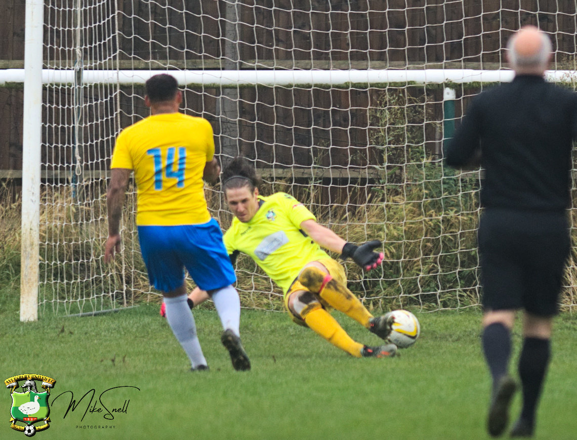 LectorExLibri's tweet photo. Some of the home goals from @MKIrishFC's surprise 4-2 win over @AylesburyUtdFC this afternoon. @Dommy_laws #AlexFilip #PreSeasonFriendly https://t.co/SudPojb2uX