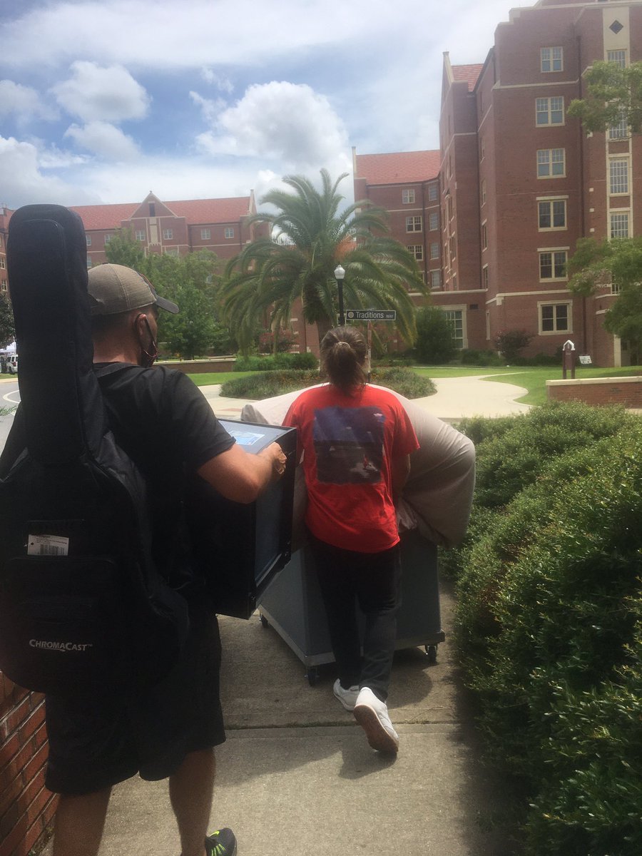thamar58's tweet photo. Move-in day at @floridastate !!! #soproud #freshman #classof2024 @WalterH71671343 https://t.co/SkerqWPDJI