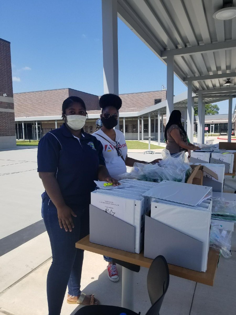 Our back to school parade was a success!  <a href="/FrancisES_AISD/">Francis Elementary</a> each grade level had the opportunity to pick up curriculum resources and materials.   See everyone virtually Monday! <a href="/FrancisES_AISD/">Francis Elementary</a> @WynneLaToya #FrancisFalconsWhateverItTakes