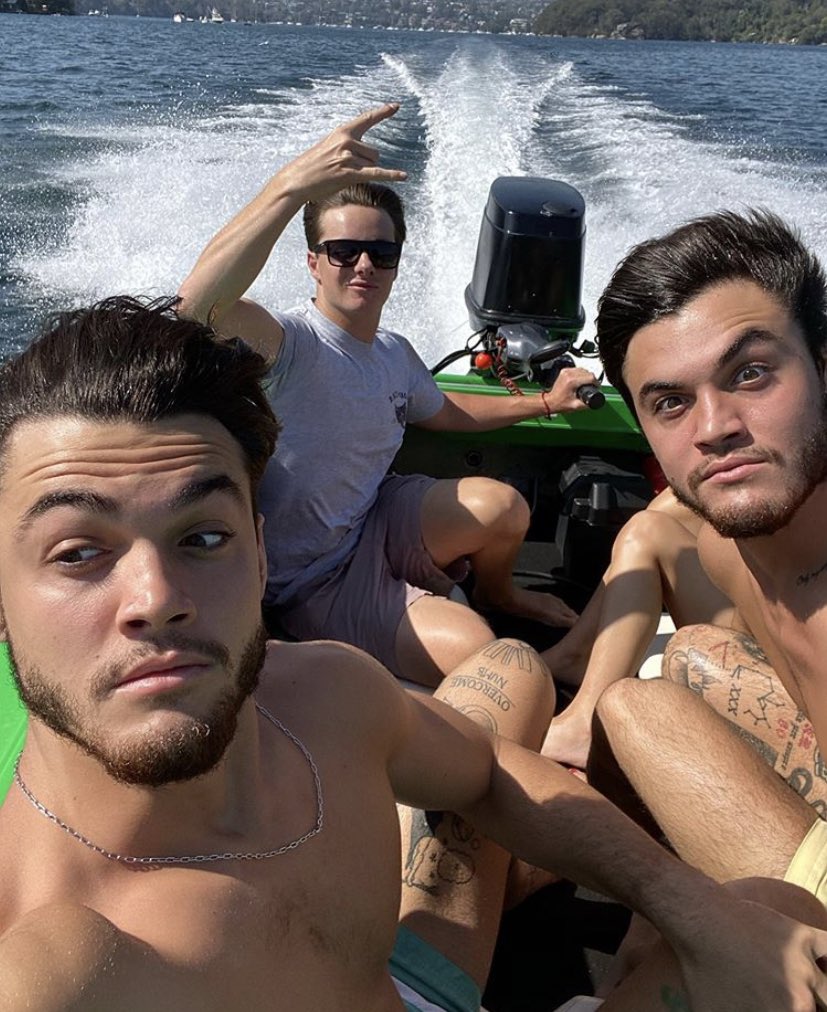 goldenweeknd's tweet photo. THE LEGS IN THE BACKGROUND LMAO NICE TRY ETHAN https://t.co/PejT6gPYeF
