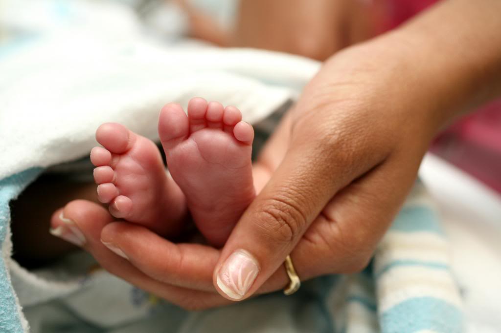 The first few days after giving birth, your breasts make a thick, sticky, early form of #breastmilk called colostrum. #Colostrum has nutrients &amp; antibodies that your baby needs in the first few days of life. It changes to breastmilk in 3 to 4 days. #NationalBreastfeedingMonth