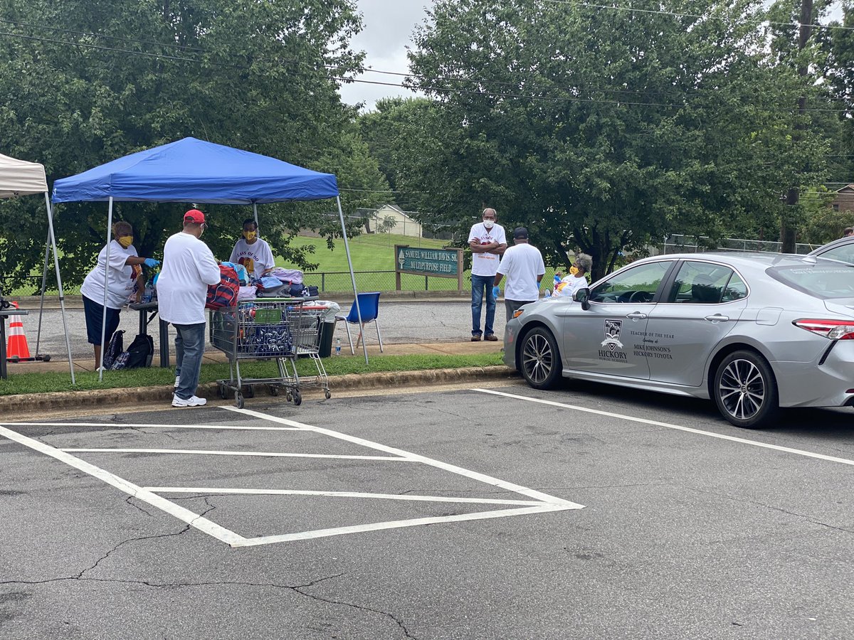 AnyeaGibson's tweet photo. Spent the morning with my amazing fifth grade team volunteering at the Back to School Backpack Drive in Ridgeview!! It was so great seeing some of my former and future kiddos. #viewmontbears #hpstoy #BackToSchool https://t.co/EMRU4Gg4dV