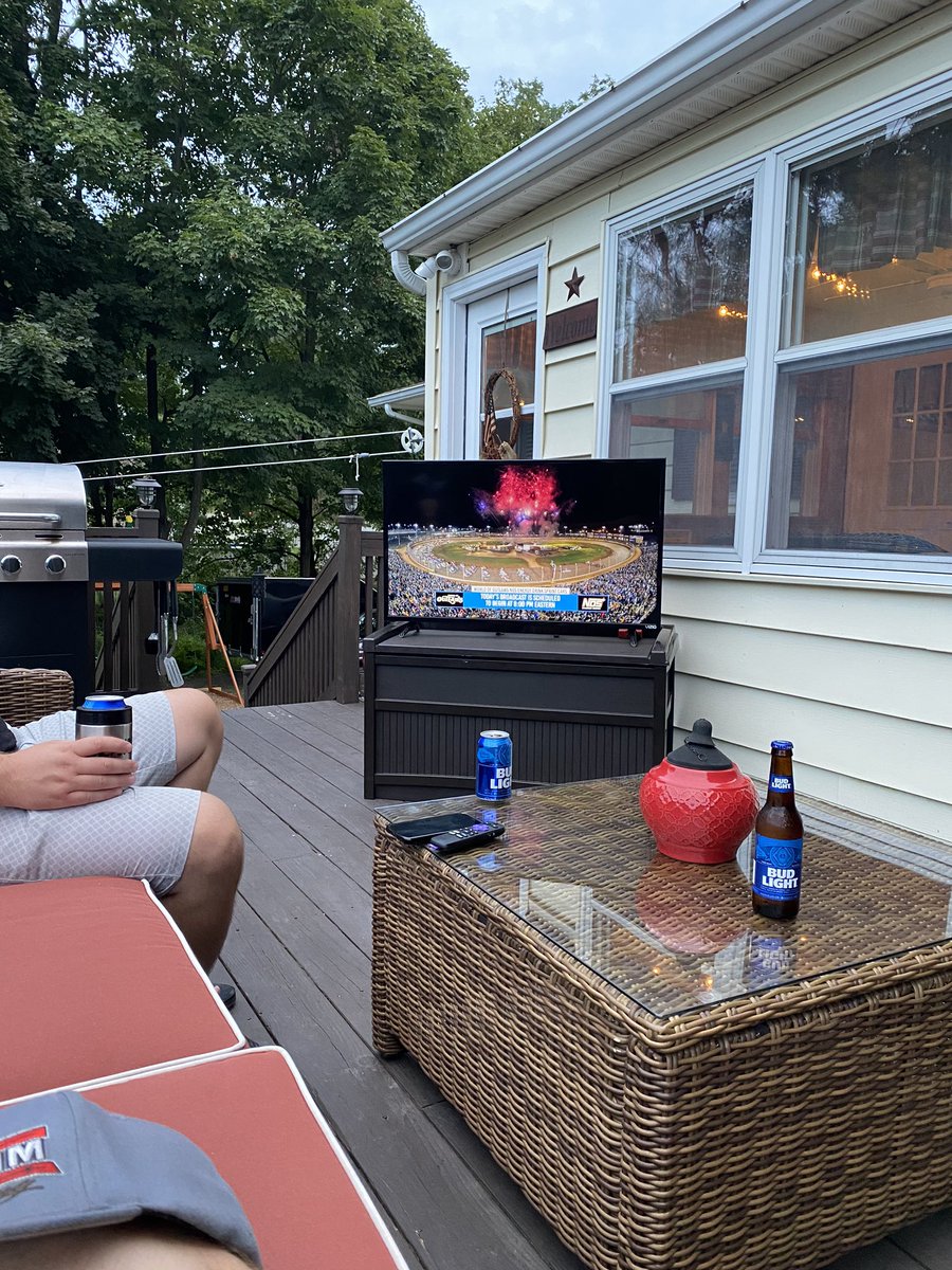 Kyle8683's tweet photo. When you live in NY the only kinda #shorttracksaturdaynight you get @ThePostman68 https://t.co/qzWTmCxxN7